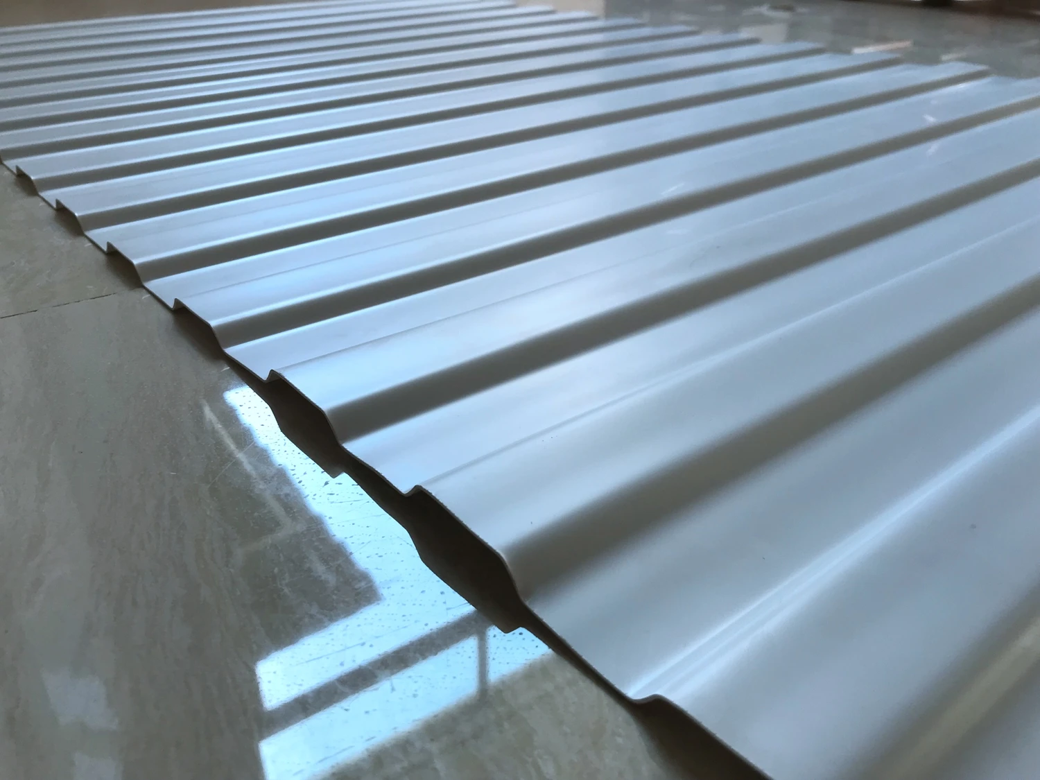 High quality China manufacturer laminate PVC roofing tile wall sheet